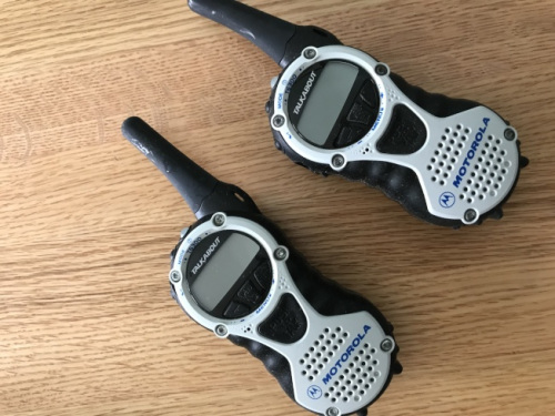 偵探之間聯(lián)絡(luò)使用的對(duì)講機(jī)。(美國《世界日?qǐng)?bào)》)