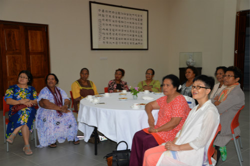 孫霞為來(lái)賓介紹中國(guó)飲食文化。