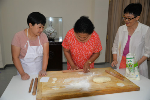 來(lái)賓體驗(yàn)包餃子。