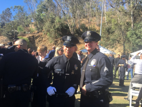 　畢業(yè)典禮結(jié)束后新警員合影。(美國《世界日報》記者王若然／攝影)