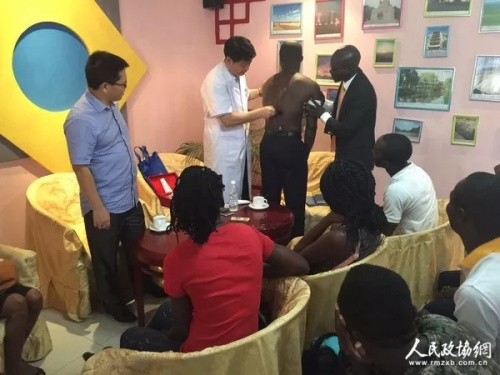 “中醫(yī)關(guān)懷”走進(jìn)科特迪瓦。圖片來(lái)源：人民政協(xié)網(wǎng)