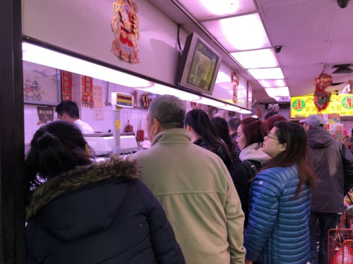  感恩節(jié)前一天，出門買菜的民眾已經(jīng)人山人海。(美國《世界日報》/黃伊奕 攝)