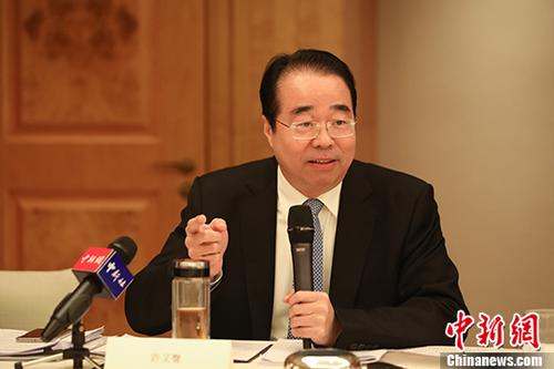 11月22日，中國國務院僑務辦公室黨組書記、副主任許又聲在香港與中國海外交流協(xié)會港區(qū)理事座談。許又聲表示，中共十九大描繪了美好的發(fā)展藍圖，希望香港一定要搭上這班車，跟著祖國一起成長。 <a target='_blank' >中新社</a>記者 謝光磊 攝