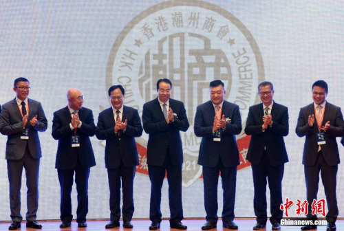 11月23日，中國國務院僑務辦公室黨組書記、副主任許又聲(中)下午在香港出席“潮商論壇”。為響應“大眾創(chuàng)業(yè)，萬眾創(chuàng)新”的口號，香港潮州商會特意舉辦“潮商論壇”，邀請重量級嘉賓，以“回顧過去、展望未來”為主題，涵蓋華僑政策，粵港澳大灣區(qū)，互聯(lián)網經濟等話題。期望年青一輩，吸取前人經驗，走好未來創(chuàng)新創(chuàng)業(yè)之路。<a target='_blank' >中新社</a>記者 譚達明 攝