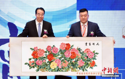 11月23日，中國國務院僑務辦公室黨組書記、副主任許又聲（左）向香港潮州商會會長胡劍江致送紀念品。<a target='_blank' >中新社</a>記者 譚達明 攝