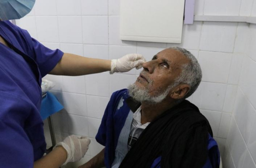 護(hù)士為老人麻醉。(非洲《華僑周報(bào)》 陳司楠攝)