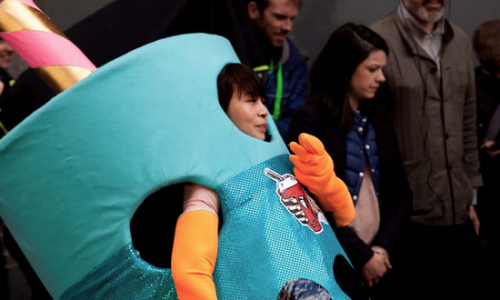 圖為夢(mèng)想做一名專業(yè)侍酒師的華人女性角色Elizabeth，她自稱是“失敗的中國女兒”。（圖片來源：BBC）