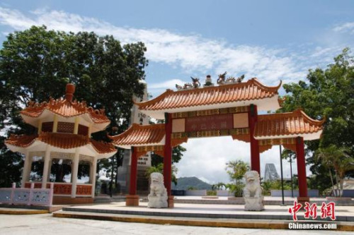  在橫跨巴拿馬運(yùn)河太平洋入海口的美洲大橋西岸，有一座中巴公園和“華人抵達(dá)巴拿馬150周年紀(jì)念碑”。2004年，巴拿馬僑社在中巴兩國政府支持下，籌資在運(yùn)河邊豎起紀(jì)念碑，建成這一紀(jì)念公園。同樣在2004年，巴拿馬國會(huì)通過決議，將每年3月30日定為“華人日”，以表彰華人對(duì)巴拿馬所作的巨大貢獻(xiàn)。<a target='_blank' >中新社</a>記者 余瑞冬 攝