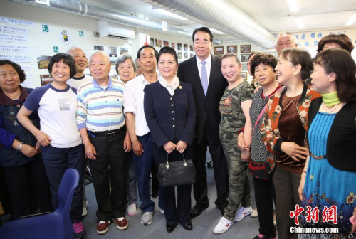 11月25日，中國國務(wù)院僑務(wù)辦公室黨組書記、副主任許又聲走訪新西蘭僑界。圖為許又聲與奧克蘭僑胞合影。<a target='_blank' >中新社</a>記者 陶社蘭 攝