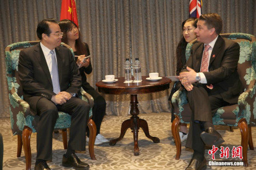 11月26日，中國國務院僑務辦公室黨組書記、副主任許又聲在奧克蘭會見新西蘭國會議員邁克·伍德、霍建強和楊健。圖為許又聲與邁克·伍德交談。<a target='_blank' >中新社</a>記者 陶社蘭 攝