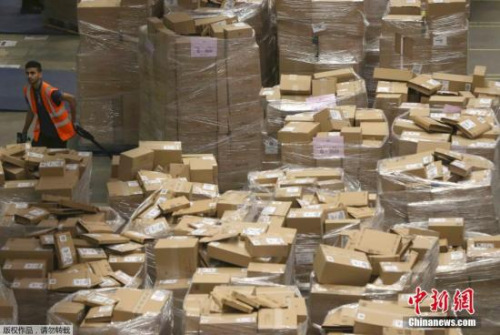 亞馬遜倉儲物流中心為黑色星期五準備貨物。