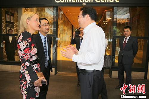 11月26日晚，中國國務院僑辦黨組書記、副主任許又聲在奧克蘭會見新西蘭青年發(fā)展部前部長妮基·凱伊。 <a target='_blank' >中新社</a>記者 陶社蘭 攝