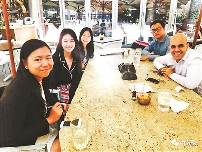 Kristing（左二）與麥肯錫調(diào)研團(tuán)隊(duì)在一起。