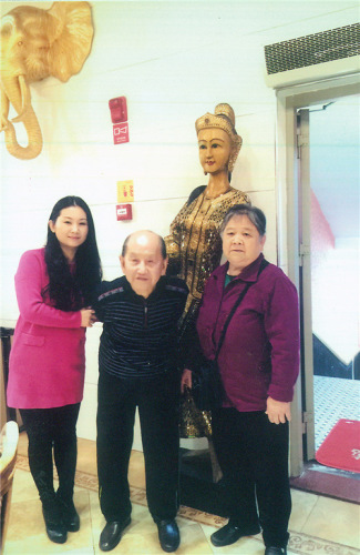 江秀鳳和丈夫何仁芳、女兒何碧琴在福州一家泰國餐廳合影。