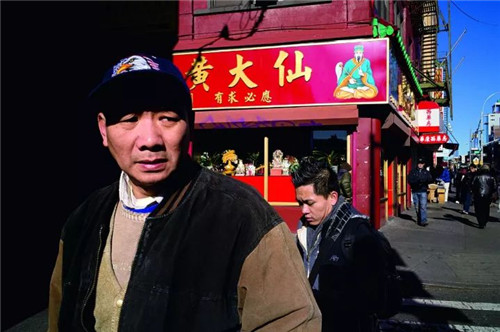 黃大仙是盛行于廣東、港澳地區(qū)的民間信仰，人們相信有求必應的黃大仙會保佑虔誠的供奉者，一百年來，黃大仙作為一種“文化”也在紐約唐人街上落地生根。