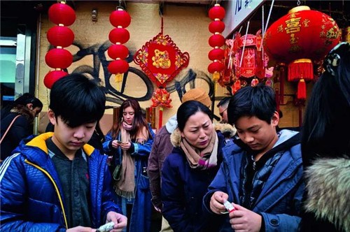第二代第三代移民的生活方式已經(jīng)越來越接近美國人，但很難說清究竟是誰影響誰更多一些。墻上的涂鴉和傳統(tǒng)的燈籠融合在一起，人們低頭查看著自己一年的運勢。