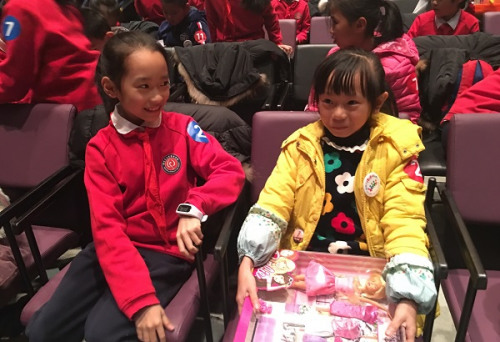 七都僑界留守兒童收到心愿禮物。徐起攝