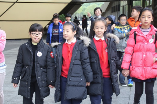 七都僑界留守兒童和溫州少藝校的孩子手牽手。徐起攝