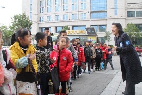 溫州少藝校藝術(shù)總監(jiān)應(yīng)真迎接七都的孩子們。徐起攝