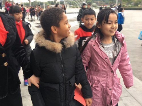 胡伊鍶挽著與她結(jié)對(duì)的阿德里安，兩個(gè)人聊得興致勃勃。徐起攝