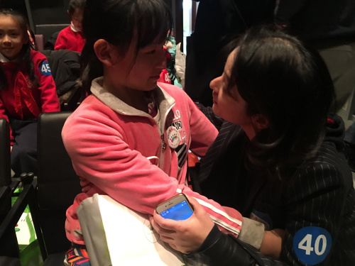 徐雅婷再次見(jiàn)到應(yīng)真老師，顯得有些激動(dòng)。徐起攝