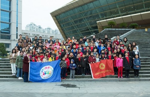 七都僑界留守兒童與溫州少藝校的孩子，以及社會(huì)愛(ài)心人士一起合影留念。滕強(qiáng)華攝