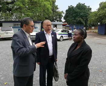 與銅帶省警察廳廳長進行交涉