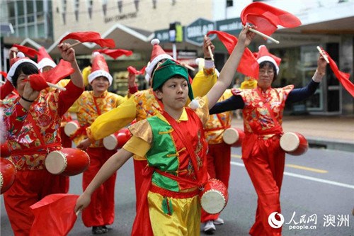 腰鼓方陣中的新西蘭10歲少年小利昂(攝影 張健勇) 腰鼓方陣中的新西蘭10歲少年小利昂(攝影 張健勇)