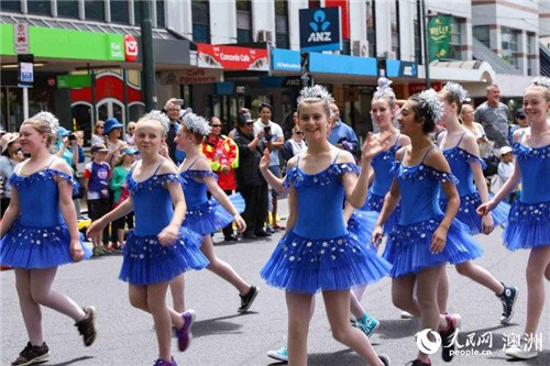 惠靈頓圣誕花車(chē)巡游中的小演員們(攝影 張健勇) 惠靈頓圣誕花車(chē)巡游中的小演員們(攝影 張健勇)
