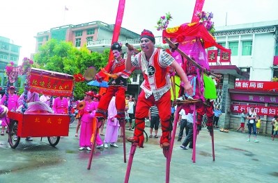  “澄瀛高蹺”表演