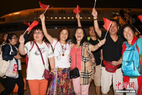 11月30日早晨5點(diǎn)43分許，滯留巴厘島213名中外旅客乘CZ6066航班飛抵深圳寶安國(guó)際機(jī)場(chǎng)。<a target='_blank' >中新社</a>記者 陳文 攝