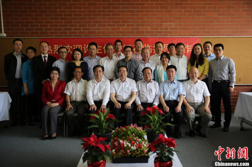 11月29日，中國(guó)國(guó)務(wù)院僑務(wù)辦公室黨組書記、副主任許又聲在澳大利亞阿德萊德與當(dāng)?shù)貎S領(lǐng)及僑團(tuán)代表座談。圖為許又聲與參加座談會(huì)的僑領(lǐng)合影。<a target='_blank' >中新社</a>記者 陶社蘭 攝