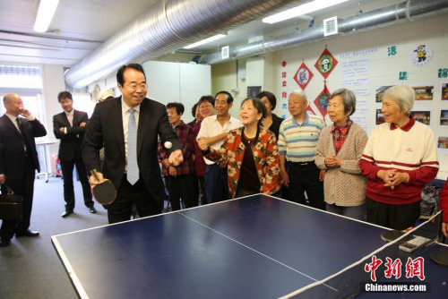11月25日，中國(guó)國(guó)務(wù)院僑務(wù)辦公室黨組書記、副主任許又聲走訪新西蘭僑界。圖為許又聲在奧克蘭華人社區(qū)服務(wù)中心與僑胞打乒乓球。<a target='_blank' >中新社</a>記者 陶社蘭 攝