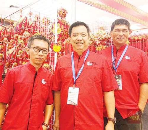 今年的檳城同樂會設(shè)立中華館，舉行嘉年華會，盼吸引更多華裔觀光，也達(dá)致文化交流的目的。左起為張文翰、林朝宗、李枋隆。（馬來西亞《光華日報》）