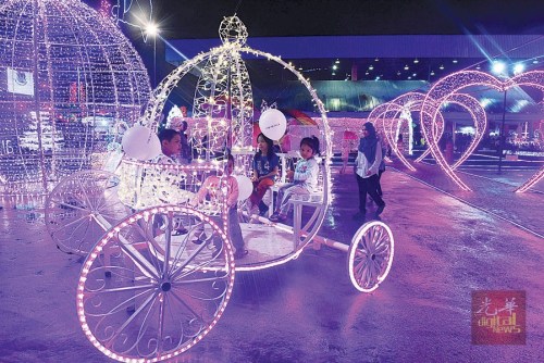 “2017年檳城同樂會”增添了不少夢幻的燈飾，為民眾再添一處攝影熱點。（馬來西亞《光華日報》）