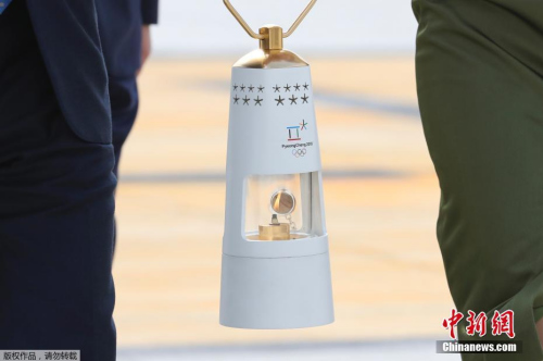 資料圖：10月31日，圣火交接儀式在希臘首都雅典舉行，平昌冬奧會組委會主席李熙范從希臘奧委會主席卡普拉洛斯手中接過第23屆冬奧會圣火。圖為平昌冬奧會圣火火種抵達(dá)韓國仁川。