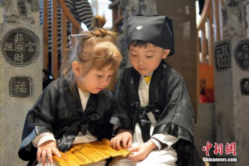 中外萌娃學弟子經(jīng)。(<a target='_blank'  >中新網(wǎng)</a> 資料圖)