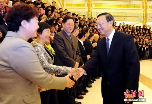 國(guó)務(wù)委員楊潔篪于第三屆世界華文教育大會(huì)開(kāi)幕式前接見(jiàn)參會(huì)代表