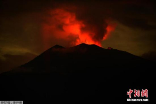 印尼巴厘島阿貢火山自11月21日首次噴發(fā)后，活躍強(qiáng)度不斷增強(qiáng)并多次噴發(fā)出大量火山灰。圖為當(dāng)?shù)貢r(shí)間11月30日拂曉前的阿貢火山煙霧染紅天際。