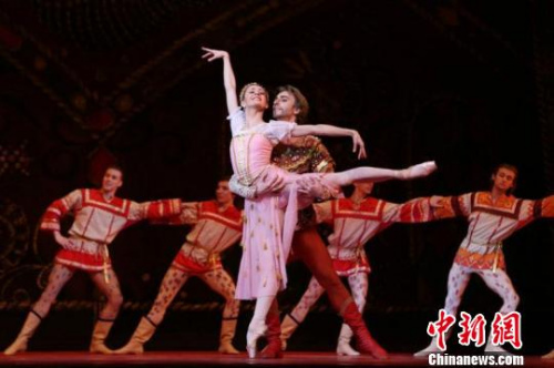 1日晚，第八屆“黑龍江之冬”國(guó)際文化藝術(shù)節(jié)在有著中國(guó)“音樂之都”美稱的哈爾濱正式開幕。主辦方 提供