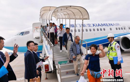 滯留巴厘島的旅客乘坐廈航班機(jī)抵達(dá)廈門機(jī)場?！≠R晟 攝