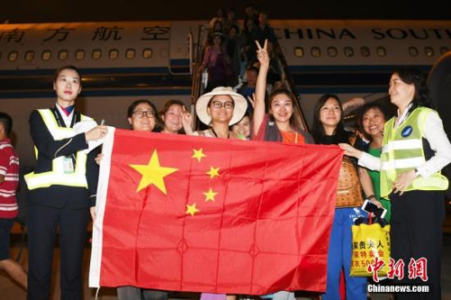 11月30日早晨5點(diǎn)43分許，滯留巴厘島213名中外旅客乘CZ6066航班飛抵深圳寶安國際機(jī)場。<a target='_blank' >中新社</a>記者 陳文 攝