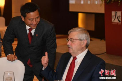 圖為美國駐華大使布蘭斯塔德與百人會會長吳華揚（左）交談。<a target='_blank' >中新社</a>記者 崔楠 攝