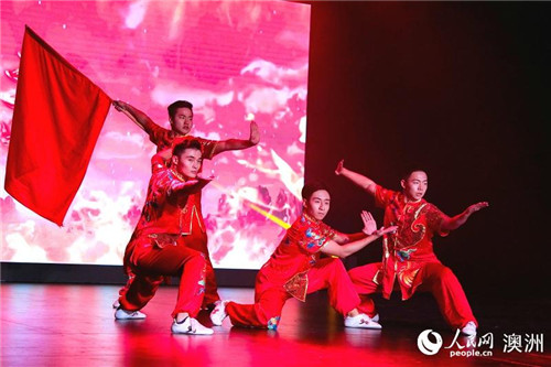 武術(shù)表演薈萃《武動(dòng)大地》(攝影 張健勇) 武術(shù)表演薈萃《武動(dòng)大地》(攝影 張健勇)