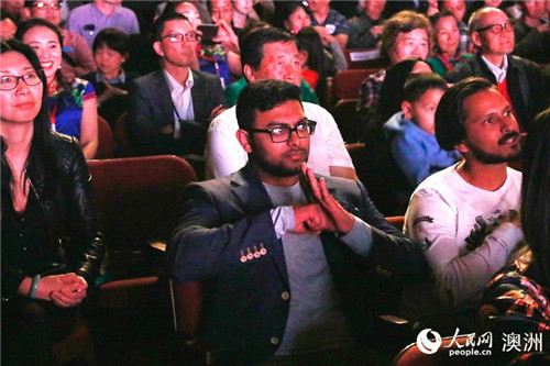 新西蘭觀眾學(xué)習(xí)中國(guó)功夫“抱拳禮”(攝影 張健勇) 新西蘭觀眾學(xué)習(xí)中國(guó)功夫“抱拳禮”(攝影 張健勇)