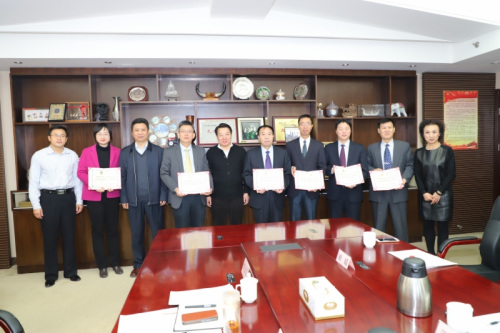 向6位“為僑法律服務(wù)律師團(tuán)”特邀律師頒發(fā)聘書