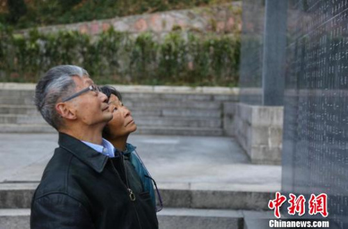 魯照寧及家屬在抗館紀(jì)念碑前祭奠自己的親人?！↑S昱東 攝