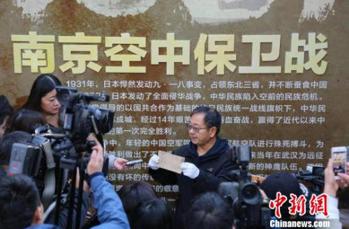 1964年生于南京的魯照寧，十多年來(lái)都堅(jiān)持在海外收集有關(guān)抗戰(zhàn)的文物史料?！↑S昱東 攝