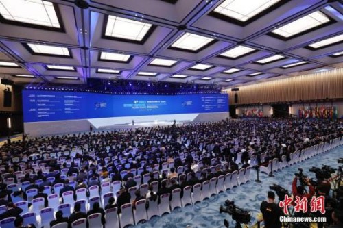 12月3日，第四屆世界互聯(lián)網(wǎng)大會在浙江烏鎮(zhèn)開幕。本屆大會主題為“發(fā)展數(shù)字經(jīng)濟 促進開放共享——攜手共建網(wǎng)絡(luò)空間命運共同體”。 <a target='_blank' >中新社</a>記者 杜洋 攝