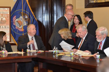 樂桃文與委員會(huì)主席斯達(dá)克斯、華人眾議員關(guān)玉嬚等交談